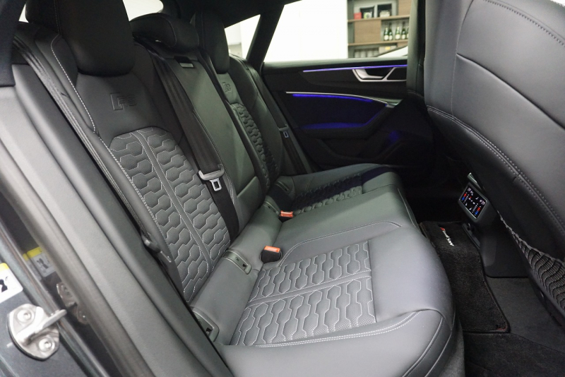 アウディ RS7 パノラマサンルーフ カーボンブレーキ カーボン＆グロスブラックスタイリングパッケージ  OP22インチホイール  中古車