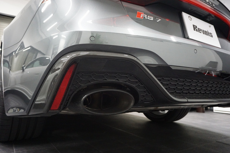 アウディ RS7 パノラマサンルーフ カーボンブレーキ カーボン＆グロスブラックスタイリングパッケージ  OP22インチホイール  中古車