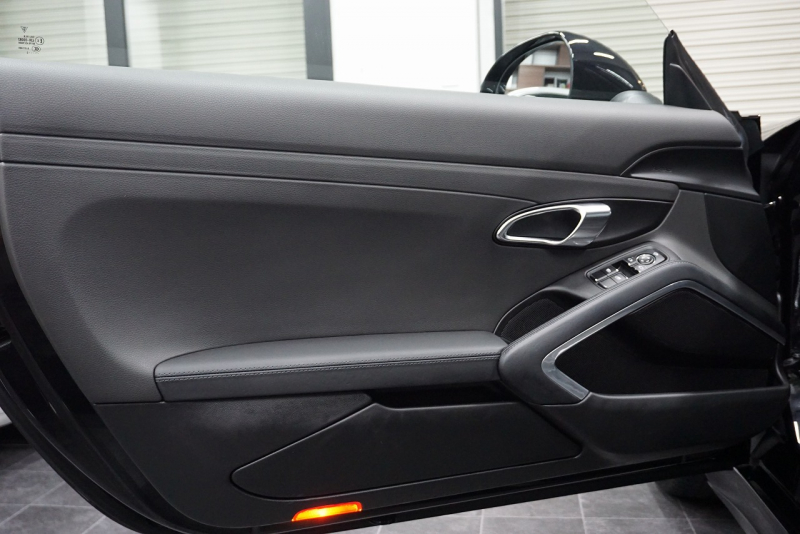ポルシェ 911(Type991.1) Carrera GTS LEDヘッドライト ベンチレーション レッドメーターパネル ジェットブラックメタリック  中古車