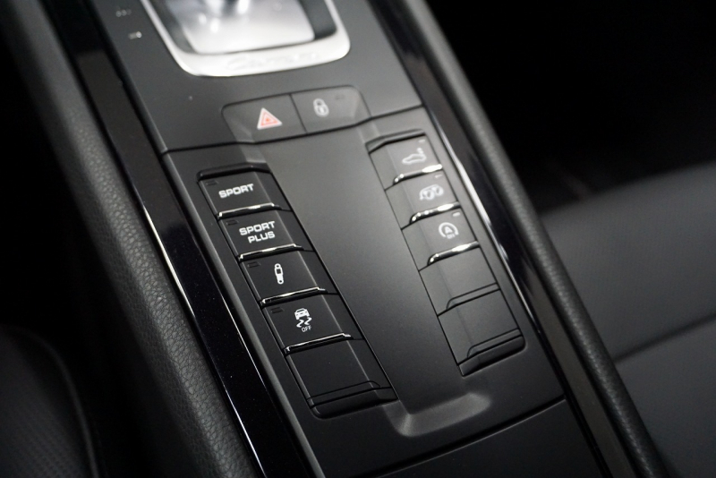 ポルシェ 911(Type991.1) Carrera GTS LEDヘッドライト ベンチレーション レッドメーターパネル ジェットブラックメタリック  中古車