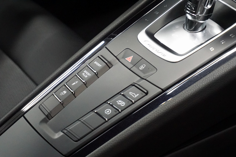 ポルシェ 911(Type991.1) Carrera GTS LEDヘッドライト ベンチレーション レッドメーターパネル ジェットブラックメタリック  中古車