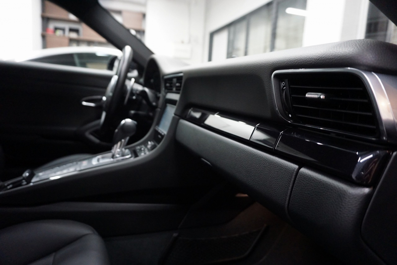 ポルシェ 911(Type991.1) Carrera GTS LEDヘッドライト ベンチレーション レッドメーターパネル ジェットブラックメタリック  中古車