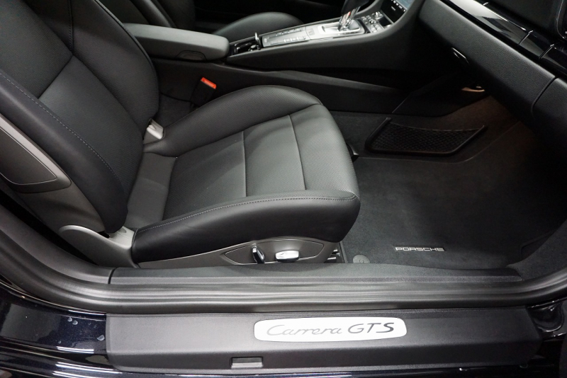 ポルシェ 911(Type991.1) Carrera GTS LEDヘッドライト ベンチレーション レッドメーターパネル ジェットブラックメタリック  中古車