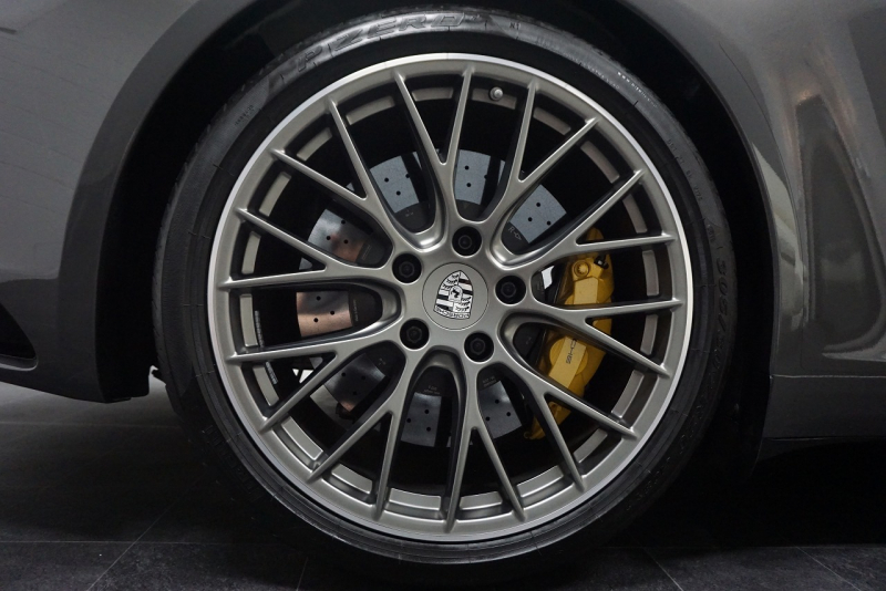 ポルシェ 911(Type991.2) Carrera 7MT PCCB スポーツクロノ スポーツエグゾースト LEDヘッドライト RSスパイダー20ホイール アゲートグレーメタリック  中古車