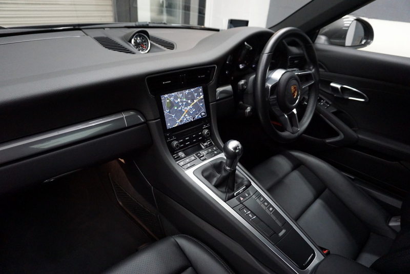 ポルシェ 911(Type991.2) Carrera 7MT PCCB スポーツクロノ スポーツエグゾースト LEDヘッドライト RSスパイダー20ホイール アゲートグレーメタリック  中古車