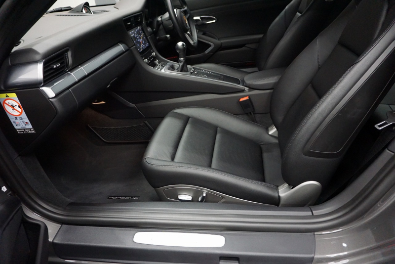 ポルシェ 911(Type991.2) Carrera 7MT PCCB スポーツクロノ スポーツエグゾースト LEDヘッドライト RSスパイダー20ホイール アゲートグレーメタリック  中古車