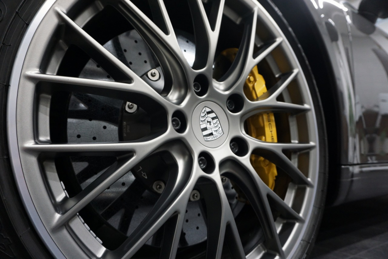 ポルシェ 911(Type991.2) Carrera 7MT PCCB スポーツクロノ スポーツエグゾースト LEDヘッドライト RSスパイダー20ホイール アゲートグレーメタリック  中古車