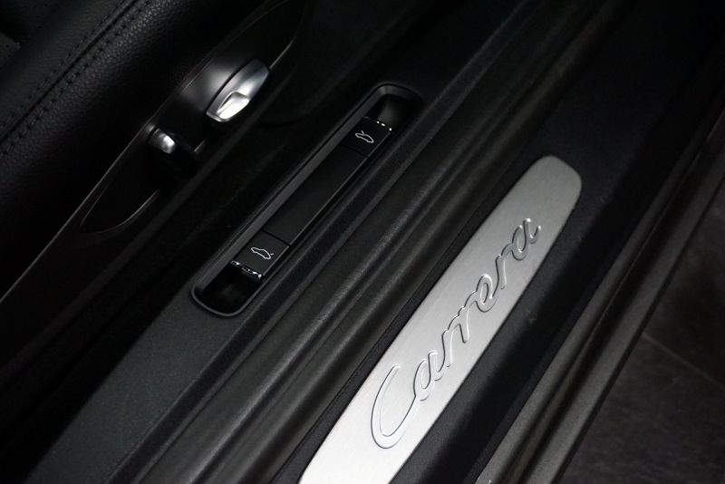 ポルシェ 911(Type991.2) Carrera 7MT PCCB スポーツクロノ スポーツエグゾースト LEDヘッドライト RSスパイダー20ホイール アゲートグレーメタリック  中古車