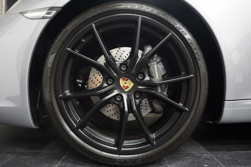 ポルシェ 911(Type991.2) Carrera PDK スポーツクロノパッケージ スポーツエグゾースト  CarerraS20インチホイール GTシルバーメタリック  中古車