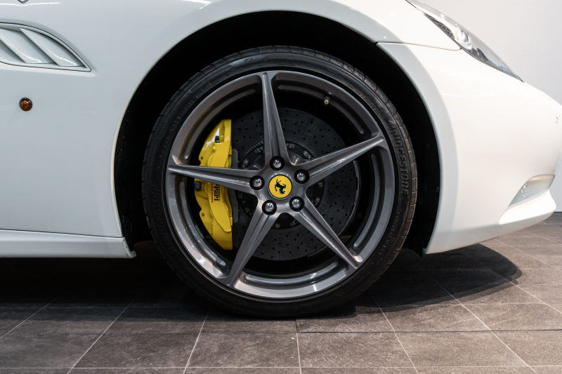 フェラーリ カリフォルニア California30 デイトナシート 458ホイール スクーデリアフェラーリエンブレム マグネライドサス EBMバルブ開閉 中古車 中古車