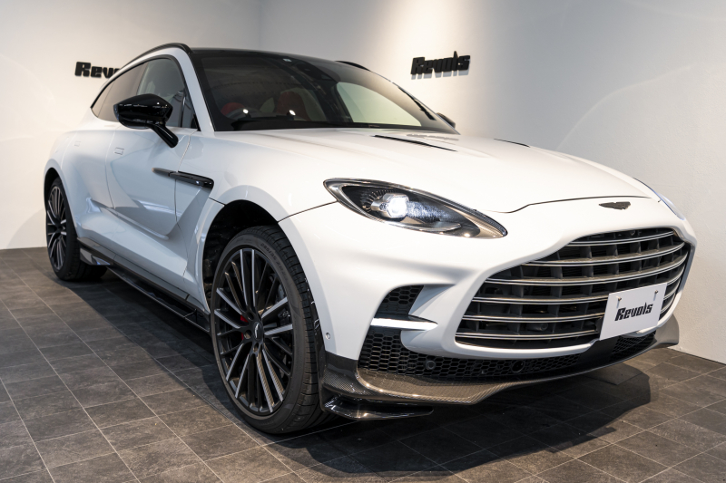 アストンマーティン DBX 707 ホワイトストーン　カーボンsクステリアパック　23AW　デュオトーンインテリア　エクステリアバッジ　レザーカラーパレット　スモークテール 中古車 中古車