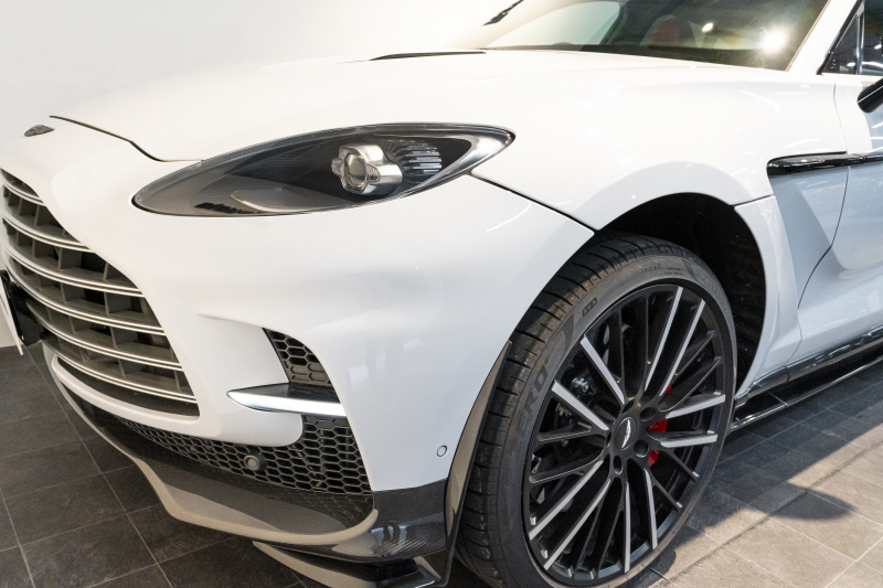 アストンマーティン DBX 707 ホワイトストーン　カーボンsクステリアパック　23AW　デュオトーンインテリア　エクステリアバッジ　レザーカラーパレット　スモークテール 中古車 中古車