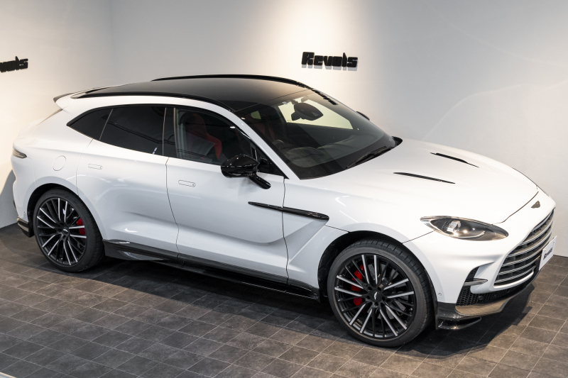 アストンマーティン DBX 707 ホワイトストーン　カーボンsクステリアパック　23AW　デュオトーンインテリア　エクステリアバッジ　レザーカラーパレット　スモークテール 中古車 中古車