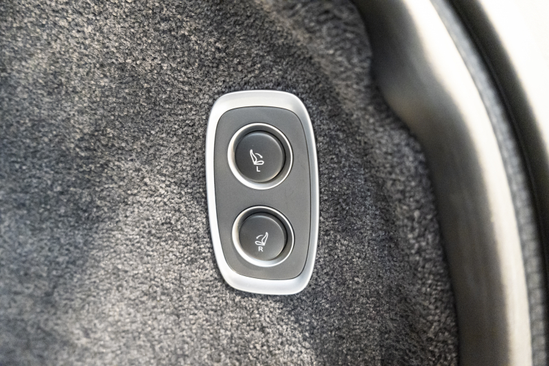 アストンマーティン DBX 707 ホワイトストーン　カーボンsクステリアパック　23AW　デュオトーンインテリア　エクステリアバッジ　レザーカラーパレット　スモークテール 中古車 中古車