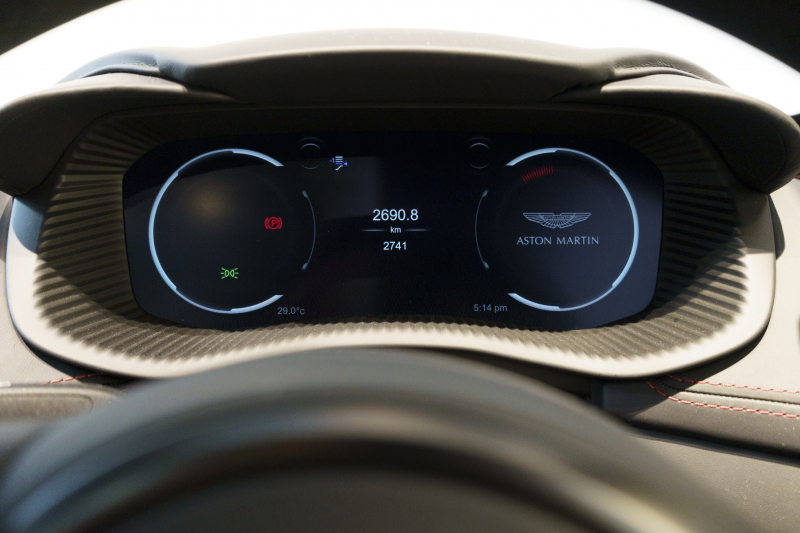 アストンマーティン DBX 707 ホワイトストーン　カーボンsクステリアパック　23AW　デュオトーンインテリア　エクステリアバッジ　レザーカラーパレット　スモークテール 中古車 中古車