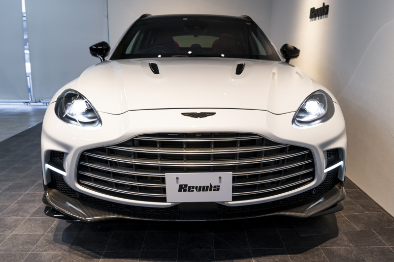 アストンマーティン DBX 707 ホワイトストーン　カーボンsクステリアパック　23AW　デュオトーンインテリア　エクステリアバッジ　レザーカラーパレット　スモークテール 中古車 中古車