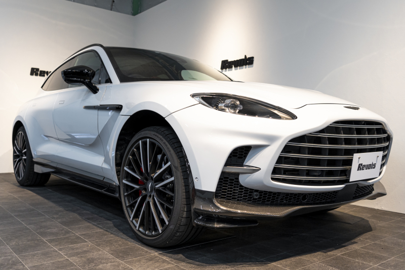 アストンマーティン DBX 707 ホワイトストーン　カーボンsクステリアパック　23AW　デュオトーンインテリア　エクステリアバッジ　レザーカラーパレット　スモークテール 中古車 中古車