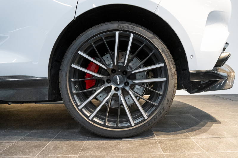 アストンマーティン DBX 707 ホワイトストーン　カーボンsクステリアパック　23AW　デュオトーンインテリア　エクステリアバッジ　レザーカラーパレット　スモークテール 中古車 中古車