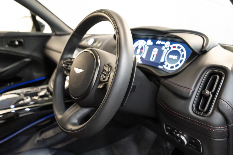 アストンマーティン DBX 707 ホワイトストーン　カーボンsクステリアパック　23AW　デュオトーンインテリア　エクステリアバッジ　レザーカラーパレット　スモークテール 中古車 中古車