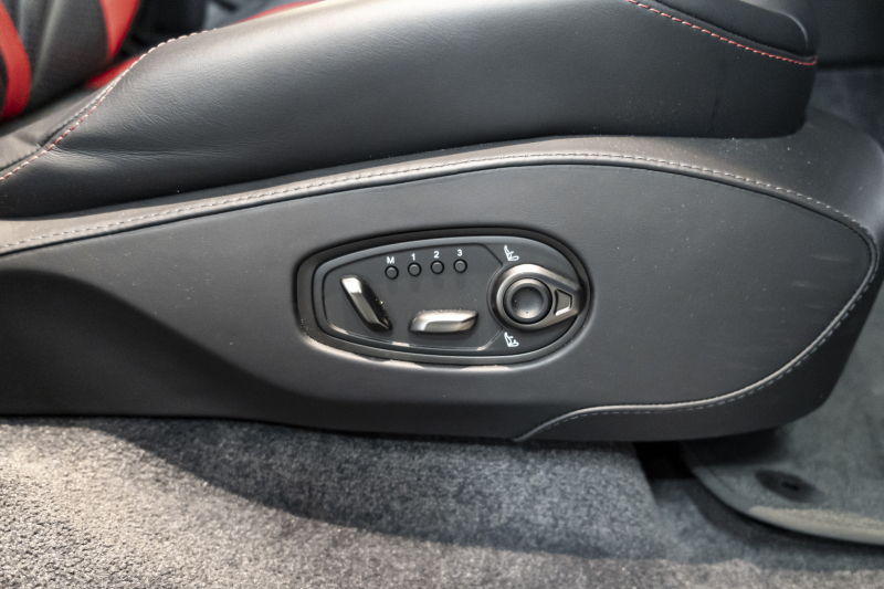 アストンマーティン DBX 707 ホワイトストーン　カーボンsクステリアパック　23AW　デュオトーンインテリア　エクステリアバッジ　レザーカラーパレット　スモークテール 中古車 中古車