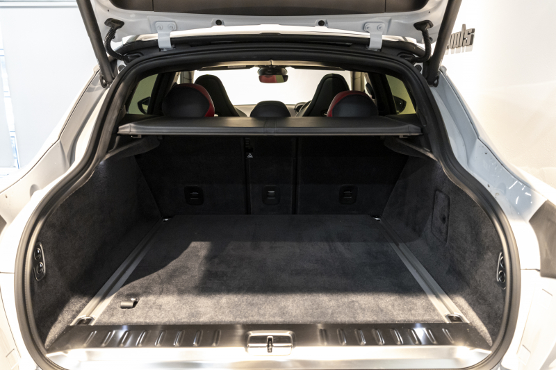 アストンマーティン DBX 707 ホワイトストーン　カーボンsクステリアパック　23AW　デュオトーンインテリア　エクステリアバッジ　レザーカラーパレット　スモークテール 中古車 中古車