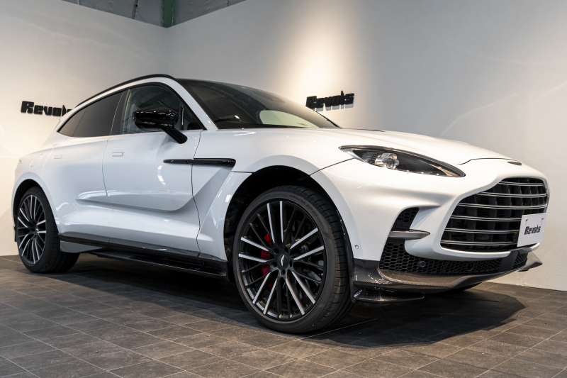 アストンマーティン DBX 707 ホワイトストーン　カーボンsクステリアパック　23AW　デュオトーンインテリア　エクステリアバッジ　レザーカラーパレット　スモークテール 中古車 中古車