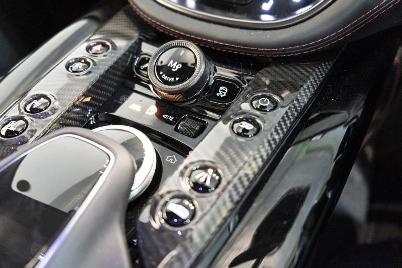 アストンマーティン DBX 707 ホワイトストーン　カーボンsクステリアパック　23AW　デュオトーンインテリア　エクステリアバッジ　レザーカラーパレット　スモークテール 中古車 中古車