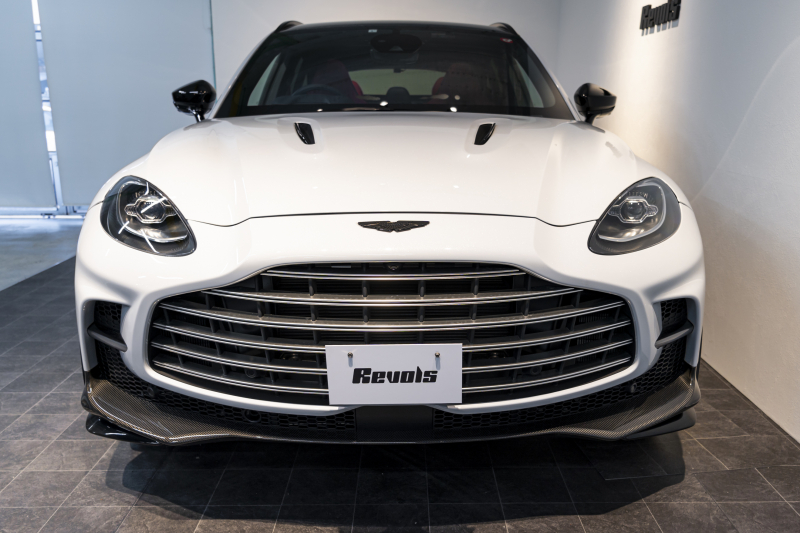 アストンマーティン DBX 707 ホワイトストーン　カーボンsクステリアパック　23AW　デュオトーンインテリア　エクステリアバッジ　レザーカラーパレット　スモークテール 中古車 中古車