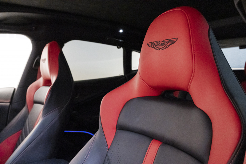 アストンマーティン DBX 707 ホワイトストーン　カーボンsクステリアパック　23AW　デュオトーンインテリア　エクステリアバッジ　レザーカラーパレット　スモークテール 中古車 中古車