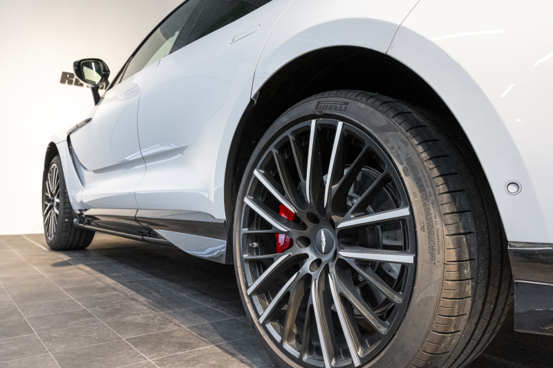 アストンマーティン DBX 707 ホワイトストーン　カーボンsクステリアパック　23AW　デュオトーンインテリア　エクステリアバッジ　レザーカラーパレット　スモークテール 中古車 中古車