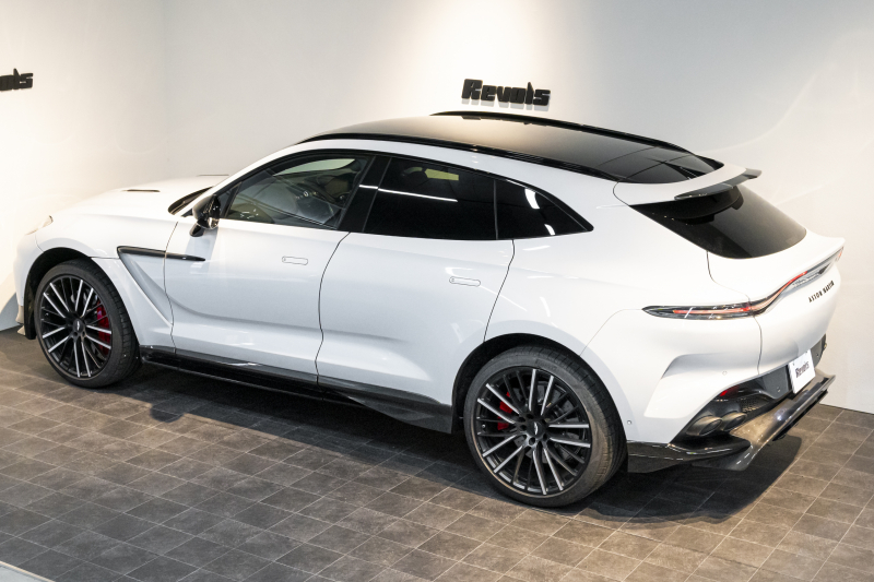 アストンマーティン DBX 707 ホワイトストーン　カーボンsクステリアパック　23AW　デュオトーンインテリア　エクステリアバッジ　レザーカラーパレット　スモークテール 中古車 中古車