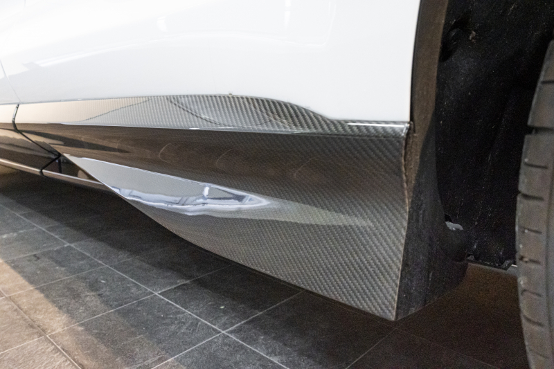 アストンマーティン DBX 707 ホワイトストーン　カーボンsクステリアパック　23AW　デュオトーンインテリア　エクステリアバッジ　レザーカラーパレット　スモークテール 中古車 中古車