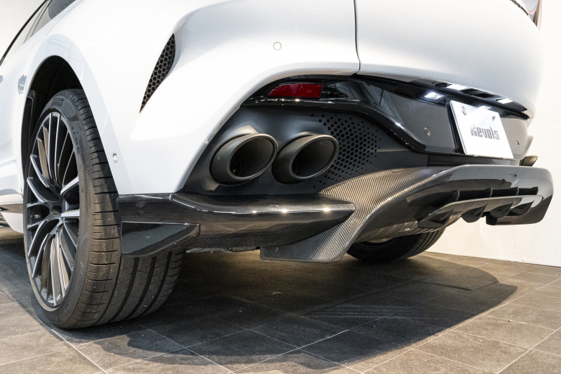 アストンマーティン DBX 707 ホワイトストーン　カーボンsクステリアパック　23AW　デュオトーンインテリア　エクステリアバッジ　レザーカラーパレット　スモークテール 中古車 中古車