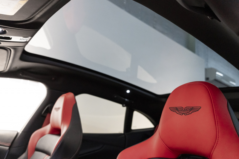 アストンマーティン DBX 707 ホワイトストーン　カーボンsクステリアパック　23AW　デュオトーンインテリア　エクステリアバッジ　レザーカラーパレット　スモークテール 中古車 中古車