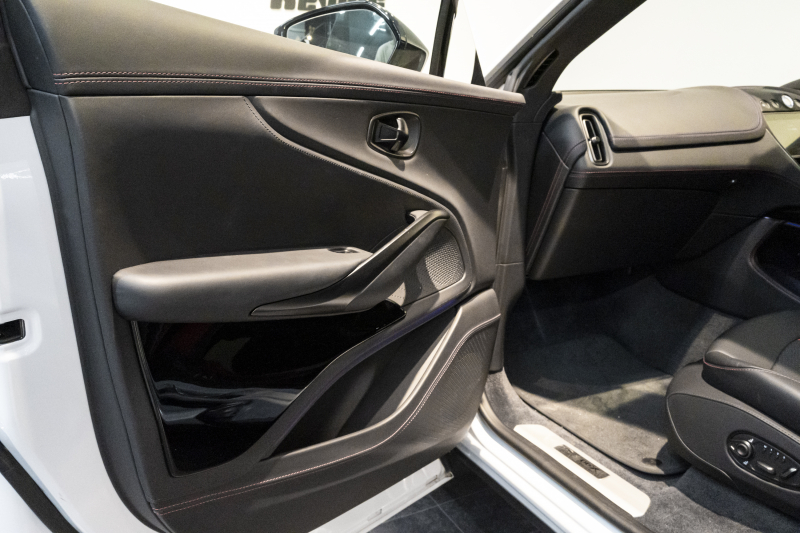 アストンマーティン DBX 707 ホワイトストーン　カーボンsクステリアパック　23AW　デュオトーンインテリア　エクステリアバッジ　レザーカラーパレット　スモークテール 中古車 中古車