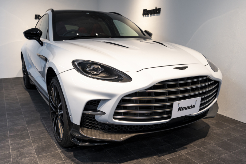 アストンマーティン DBX 707 ホワイトストーン　カーボンsクステリアパック　23AW　デュオトーンインテリア　エクステリアバッジ　レザーカラーパレット　スモークテール 中古車 中古車