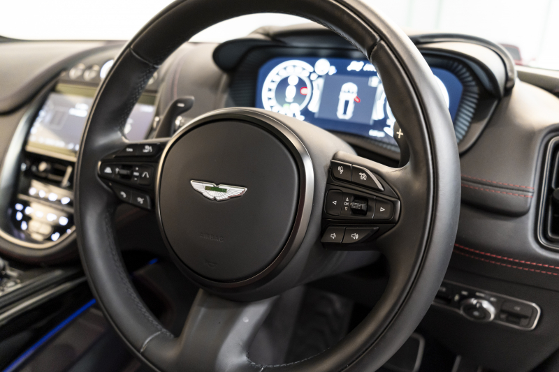 アストンマーティン DBX 707 ホワイトストーン　カーボンsクステリアパック　23AW　デュオトーンインテリア　エクステリアバッジ　レザーカラーパレット　スモークテール 中古車 中古車