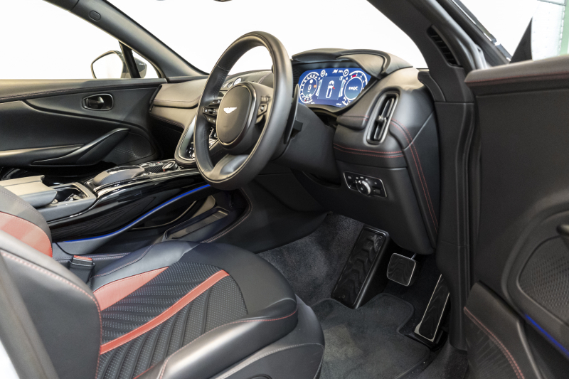 アストンマーティン DBX 707 ホワイトストーン　カーボンsクステリアパック　23AW　デュオトーンインテリア　エクステリアバッジ　レザーカラーパレット　スモークテール 中古車 中古車