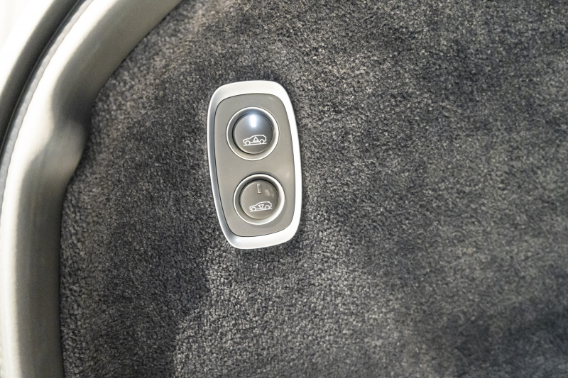 アストンマーティン DBX 707 ホワイトストーン　カーボンsクステリアパック　23AW　デュオトーンインテリア　エクステリアバッジ　レザーカラーパレット　スモークテール 中古車 中古車