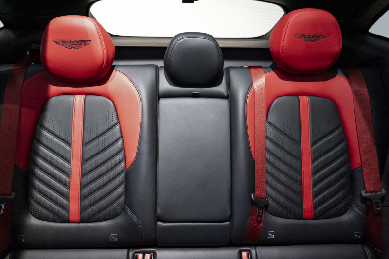 アストンマーティン DBX 707 ホワイトストーン　カーボンsクステリアパック　23AW　デュオトーンインテリア　エクステリアバッジ　レザーカラーパレット　スモークテール 中古車 中古車