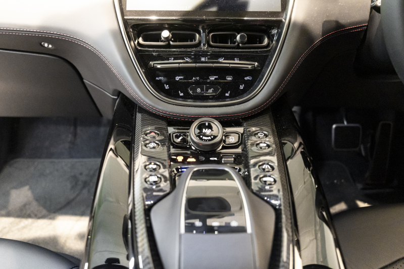 アストンマーティン DBX 707 ホワイトストーン　カーボンsクステリアパック　23AW　デュオトーンインテリア　エクステリアバッジ　レザーカラーパレット　スモークテール 中古車 中古車