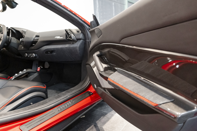 フェラーリ 488スパイダー テーラーメイド/OP2000万over/特別仕様内装 中古車 中古車