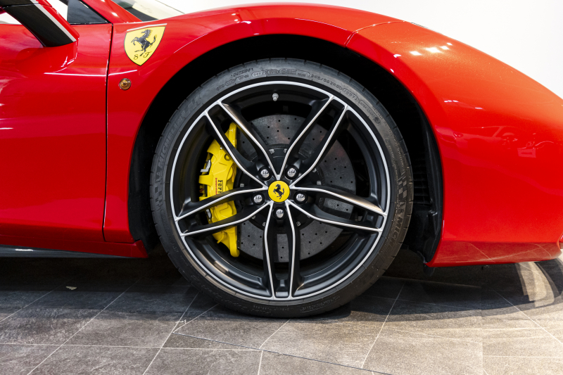 フェラーリ 488スパイダー テーラーメイド/OP2000万over/特別仕様内装 中古車 中古車