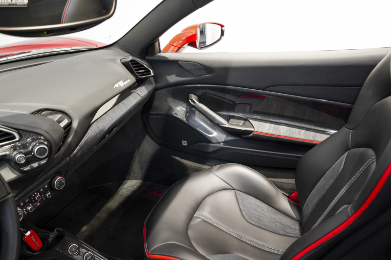 フェラーリ 488スパイダー テーラーメイド/OP2000万over/特別仕様内装 中古車 中古車