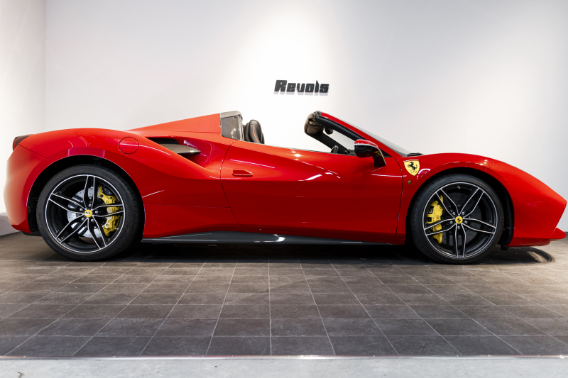 フェラーリ 488スパイダー テーラーメイド/OP2000万over/特別仕様内装 中古車 中古車