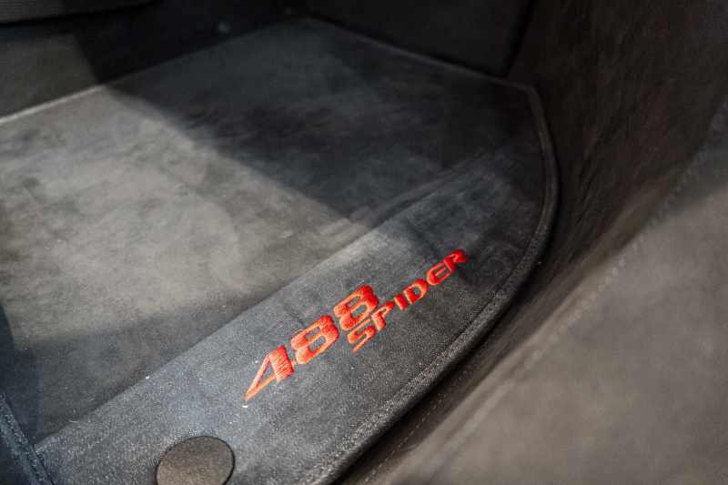 フェラーリ 488スパイダー テーラーメイド/OP2000万over/特別仕様内装 中古車 中古車