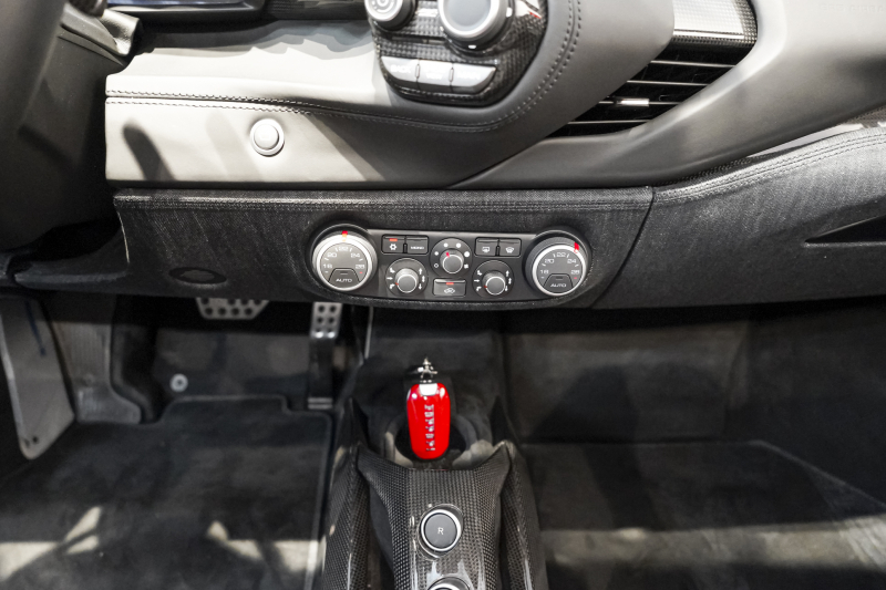 フェラーリ 488スパイダー テーラーメイド/OP2000万over/特別仕様内装 中古車 中古車