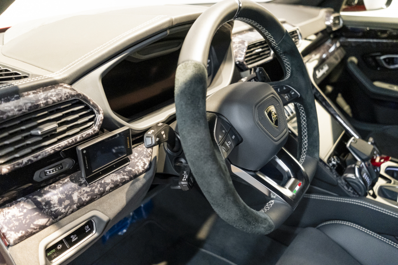 ランボルギーニ ウルス 5名乗車ハイウェイアシスタントPKG　HUD　B&O3Dオーディオ　リアエンタメ　23インチAW 中古車 中古車