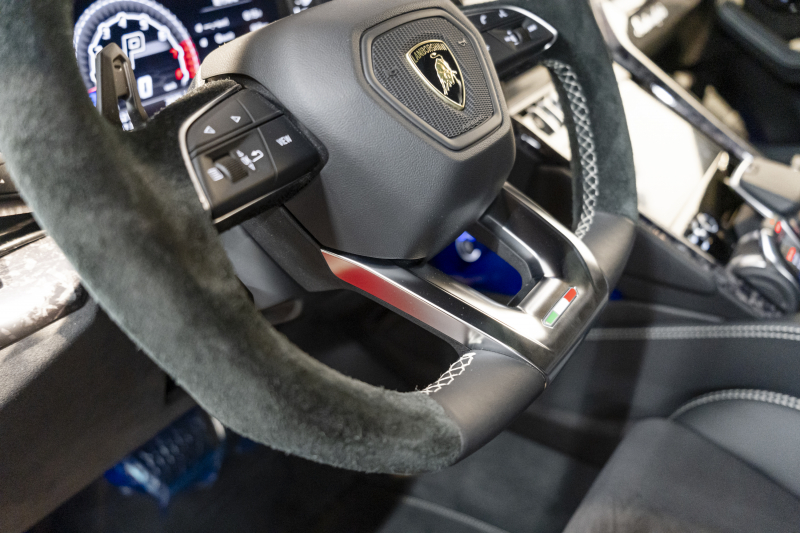 ランボルギーニ ウルス 5名乗車ハイウェイアシスタントPKG　HUD　B&O3Dオーディオ　リアエンタメ　23インチAW 中古車 中古車