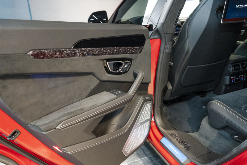 ランボルギーニ ウルス 5名乗車ハイウェイアシスタントPKG　HUD　B&O3Dオーディオ　リアエンタメ　23インチAW 中古車 中古車